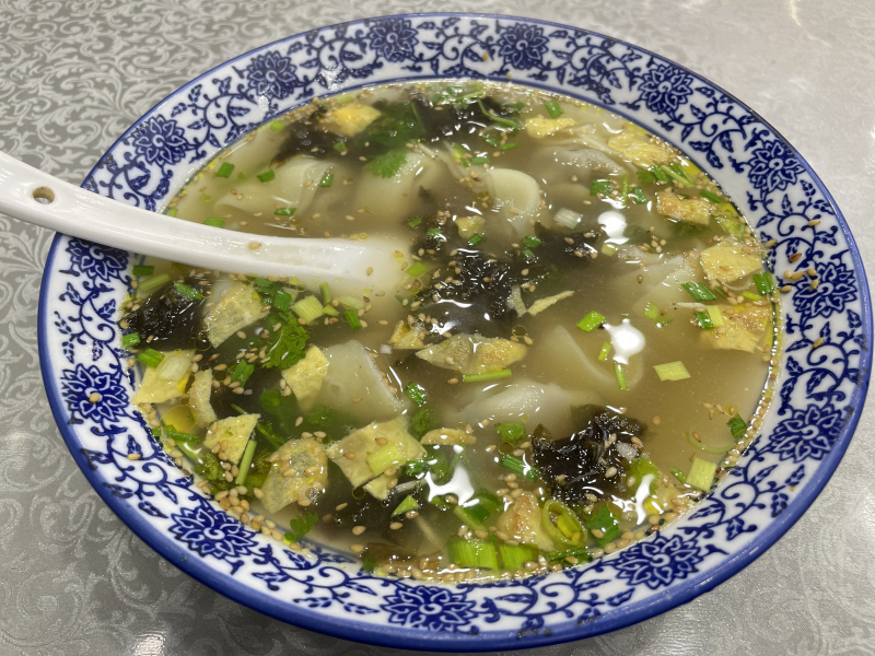 回民街餛飩牛肉麵｜12 元驚艷到我原地轉圈！西安回民街必吃平價美食全解析