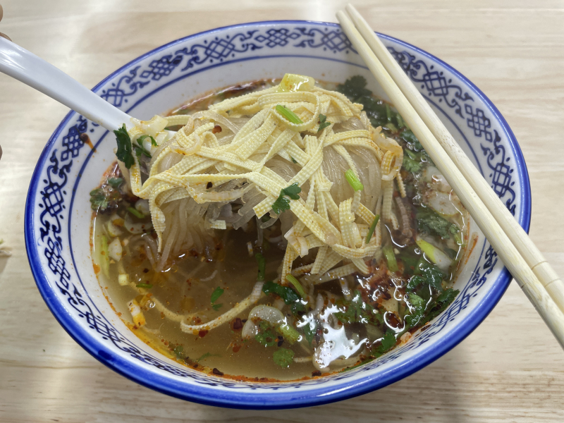 西安早餐美食｜8元牛肉湯＋1.5元蔥花餅，暖心又暖胃的街頭美味