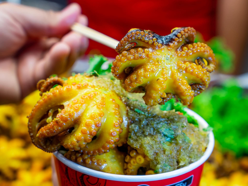 曼谷恰圖恰市集必吃美食大全｜人氣攤位一次整理（2025 最新）｜King Octopus 巨型烤章魚、蜂蜜烤豬、JJ YUM 泰式酸辣涼拌