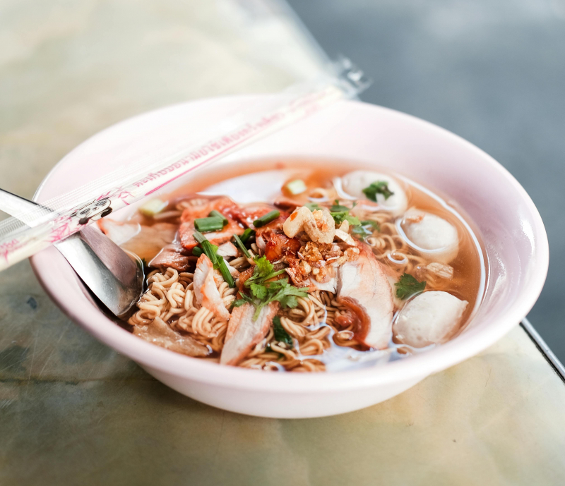 曼谷米其林100泰銖以下美食（2026地圖）：BTS與MRT附近平價必吃｜魚丸麵、捲麵、粿汁、雞飯、滷肉飯、咖哩自助餐、榮泰米粉湯