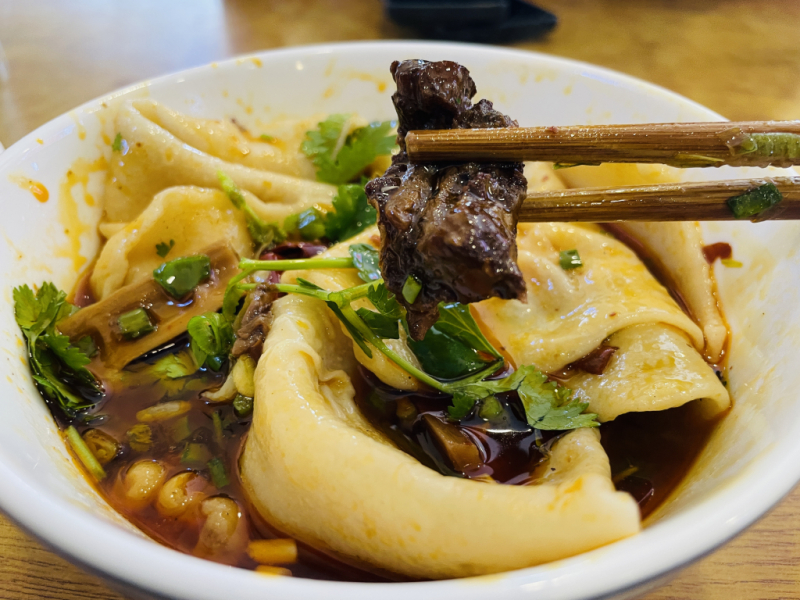 【大眾點評必吃榜】北大「蓉荣铺盖面」：一筷挾起巴掌大的麵皮，14元牛肉鋪蓋麵吃出老成都的溫柔