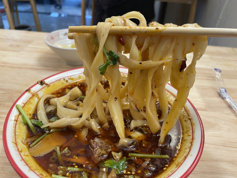 四川成都50強麵館：肆貳零刀削麵，一碗牛肉麵的極致饗宴