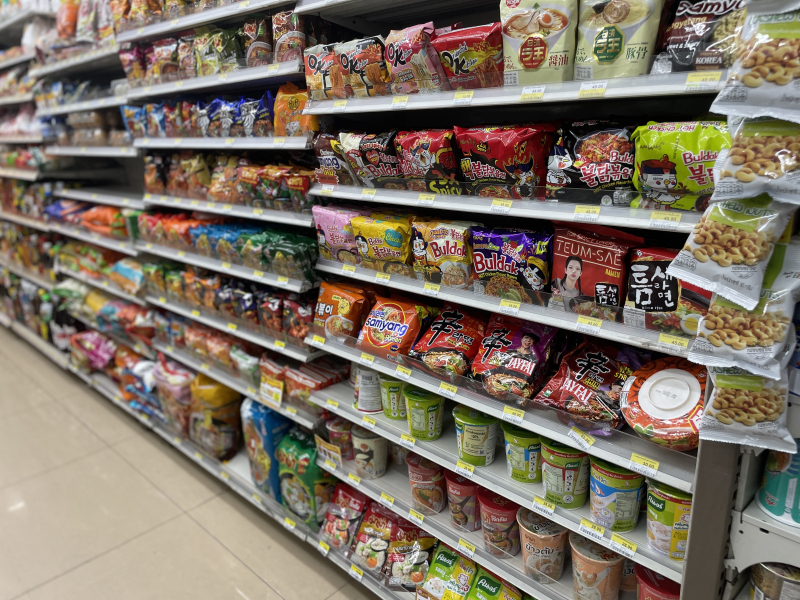 2025 Top Drinks & Snacks at 7-11 Thailand | Thai Milk Tea、Yen Yen Herbal Drink、All Café、Hot-Pressed Sandwich、Thai Dessert Cup、Lay’s Limited Edition Flavor