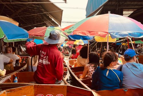 泰國 | 曼谷一日遊: 丹嫩莎朵水上市場 + 美功鐵道市集＋安帕瓦市集賞螢火蟲