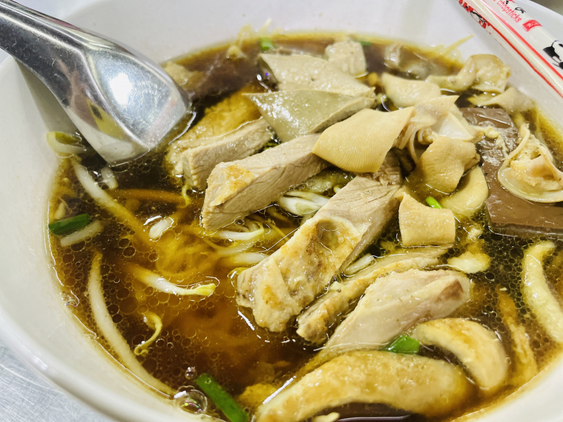 Bangkok Food Hunt｜Huai Khwang’s Late-Night Braised Duck Noodle Soup at Chicken Rice 4 Sergeants