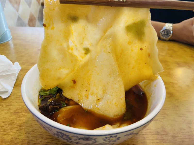 【大眾點評必吃榜】北大「蓉荣铺盖面」：一筷挾起巴掌大的麵皮，14元牛肉鋪蓋麵吃出老成都的溫柔